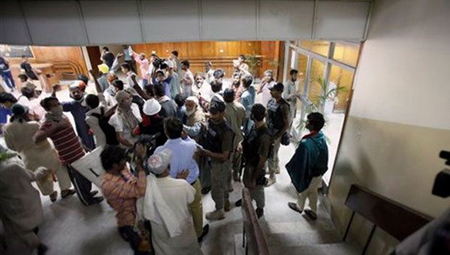 Người biểu tình tràn vào trụ sở Đài truyền hình quốc gia Pakistan.